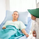 пациент под капельницей для снятия ломки и врач